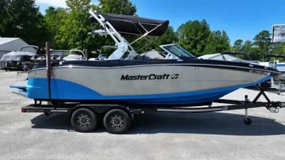 2019 MasterCraft XT22 2