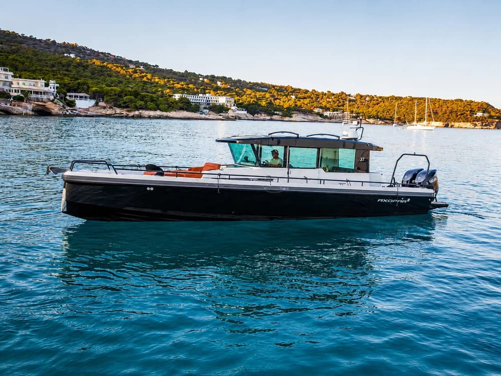 Axopar 37 Cabin
