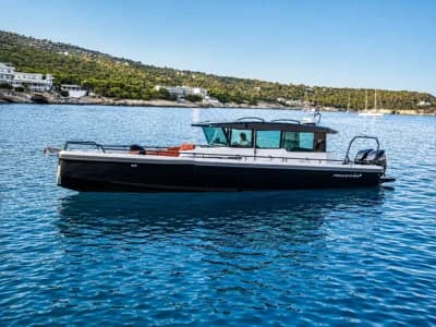 Axopar 37 Cabin 2