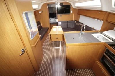Bavaria Cruiser 37 3