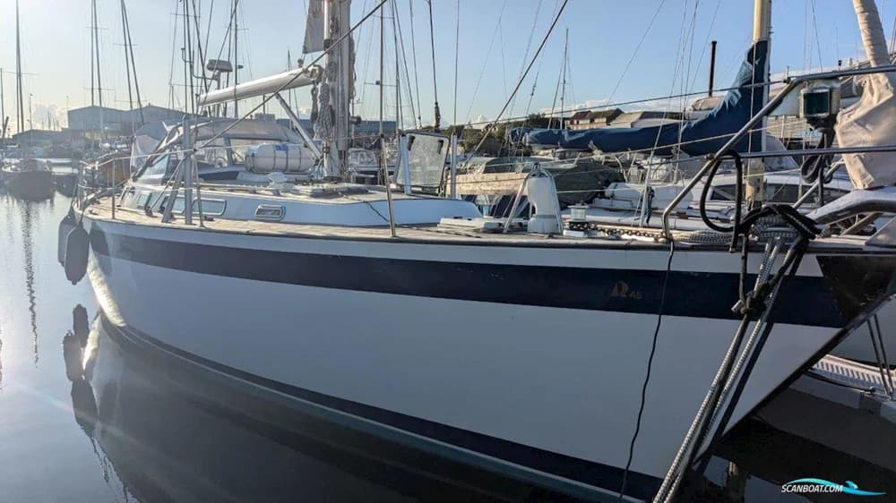 Hallberg-Rassy 45