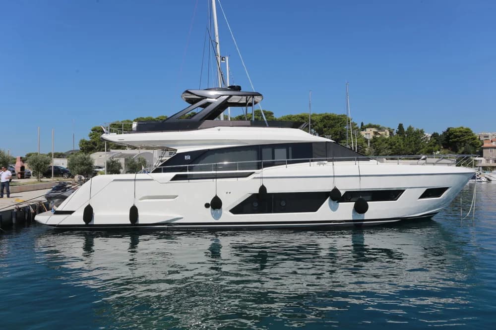 Ferretti Yachts 670