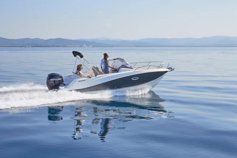 Quicksilver Activ 675 Sundeck