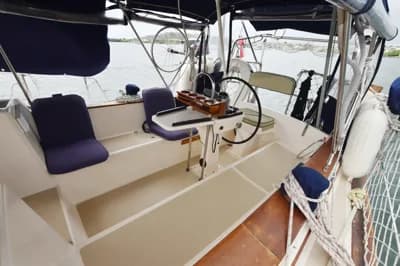 1996 Island Packet 37 Boat for Sale in Willemstad 5