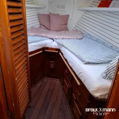 Gladstone Lyall & Co Aquila Queen 35 3