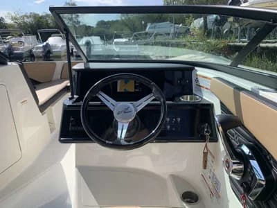 Sea Ray 210 SPX 3
