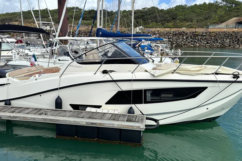 Quicksilver Activ 875 Sundeck