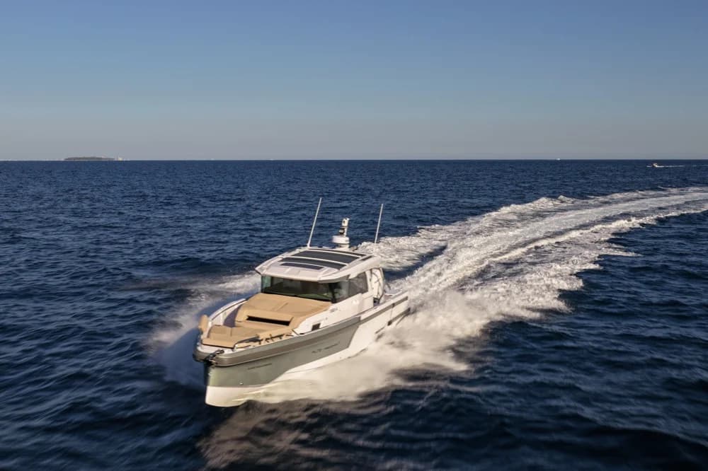 Axopar 38 Cross Cabin
