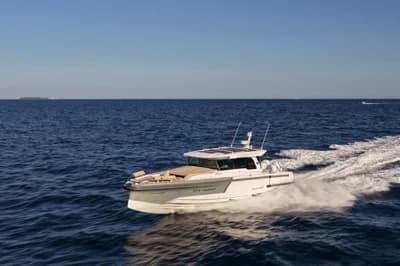 Axopar 38 Cross Cabin 2