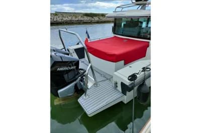 Axopar 37 Cabin 2