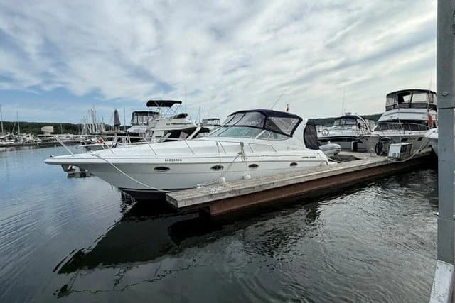 Cruisers Yachts 3375 Express