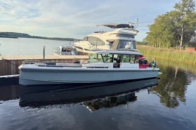 Axopar 37 XC Cross Cabin 2