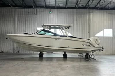 Boston Whaler 320 Vantage DC 3