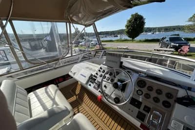 Carver 406 Aft Cabin Motor Yacht 3