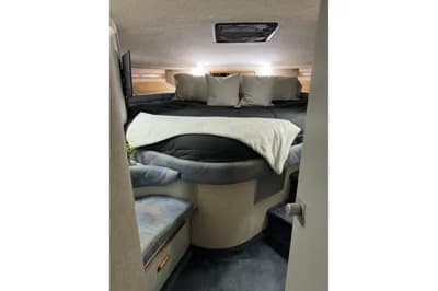 Sea Ray 400 Express Cruiser 3