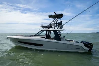 Boston Whaler 420 Outrage 2
