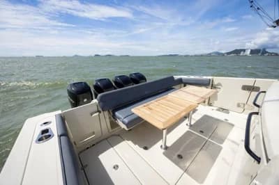 Boston Whaler 420 Outrage 3