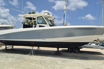 Boston Whaler 370 Outrage 2