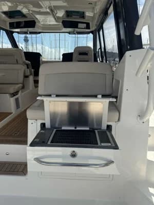 Boston Whaler 405 Conquest 3