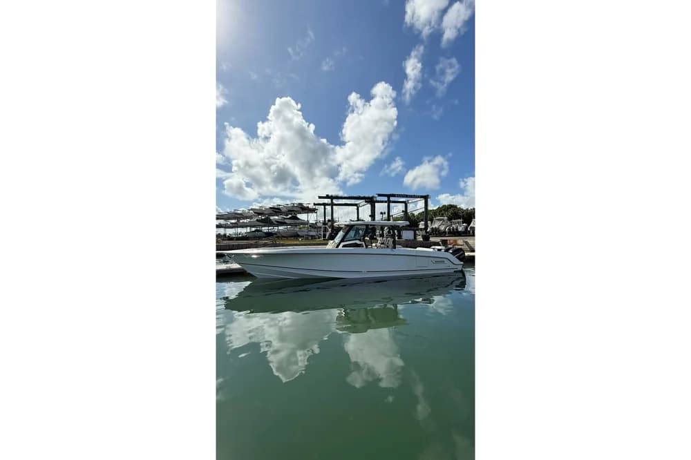 Boston Whaler 380 Outrage