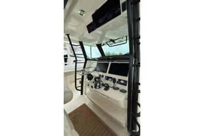 Boston Whaler 380 Outrage 3