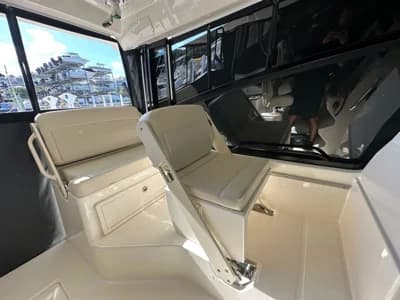 Boston Whaler 325 Conquest 3
