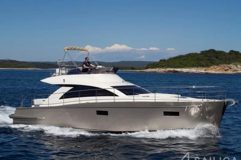 Custom Cyrus 13.8 Flybridge