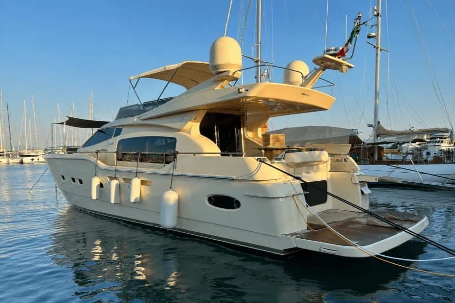 Ferretti Yachts Altura 690