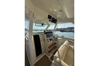 Boston Whaler 350 Realm 2