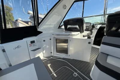 Monterey 335 Sport Yacht 3