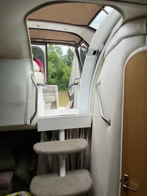 Larson Cabrio 310 Mid-Cabin 3