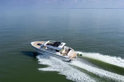 Delta Powerboats 33 Coupe 3