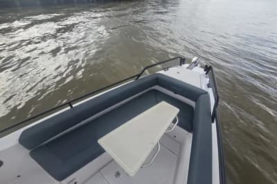 Axopar 28 Cabin 2