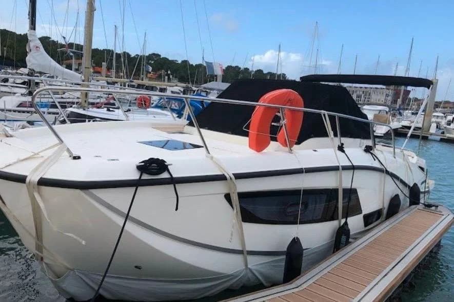 Quicksilver Activ 875 Sundeck