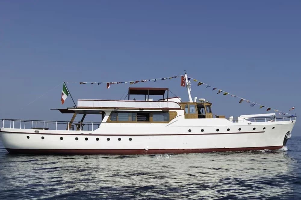 Silver Classic Gentleman Yacht