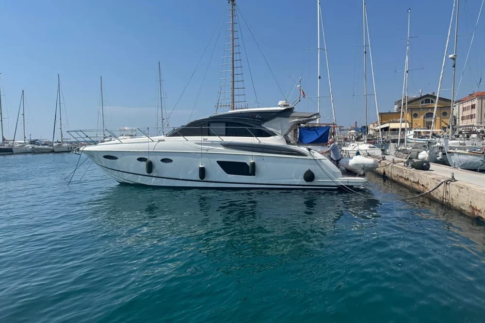 Princess V48 Deck Saloon (3. cabin layout)