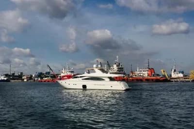 Ferretti Yachts 830 2