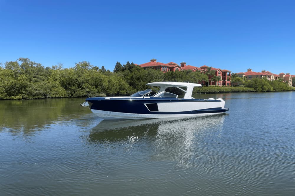 AVIARA AV40 OUTBOARD