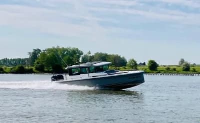 Axopar 37 Cabin 2