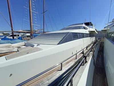 30m Falcon 100 Motor Yacht | Refit Opportunity Strong 2