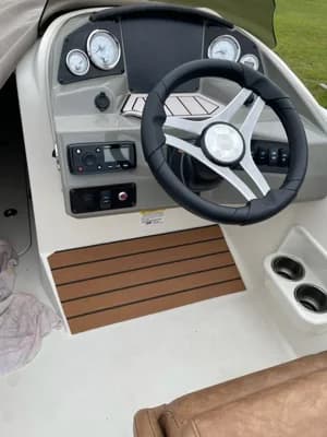 2022 Stingray 212 SC 3