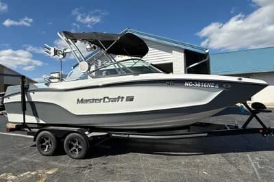 2023 MasterCraft XT22 3