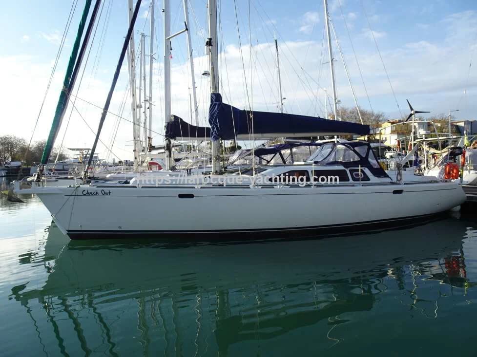 Universal Yachting 44