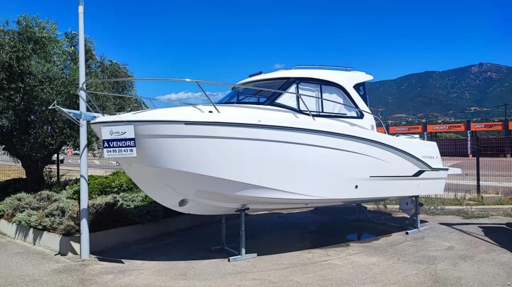 Beneteau Antares 7 Cruising