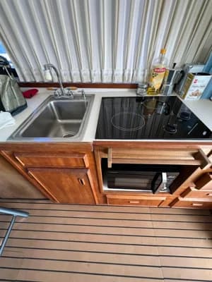 1987 Bertram 33 Flybridge Cruiser Boat for Sale in Halifax 3