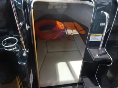 Sea Ray 210 SSE Black Beauty Edition 5