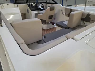 Bayliner VR4 Outboard 4