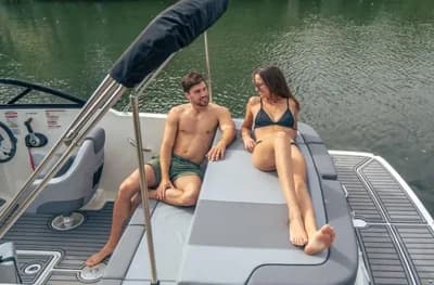 Bayliner VR4 Bowrider Inboard 4