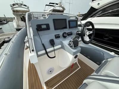 2018 Cobra Cobra Nautique 9.7m Inboard Boat for Sale in Hamble-le-Rice 3