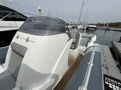 2018 Cobra Cobra Nautique 9.7m Inboard Boat for Sale in Hamble-le-Rice 5